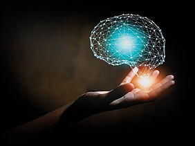 Image d'un cerveau dans une main