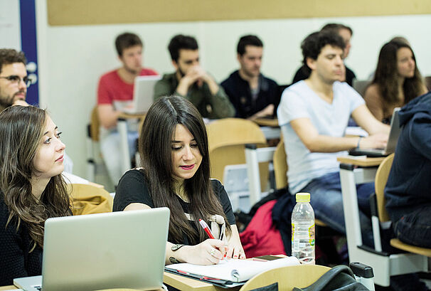 Cours a l'Institut Pratique du Journalisme (IPJ)