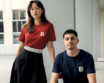 Deux étudiants qui portent un t-shirt Dauphine