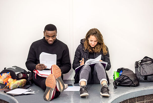 Scenes de vie - etudiants - cours - temps de pause