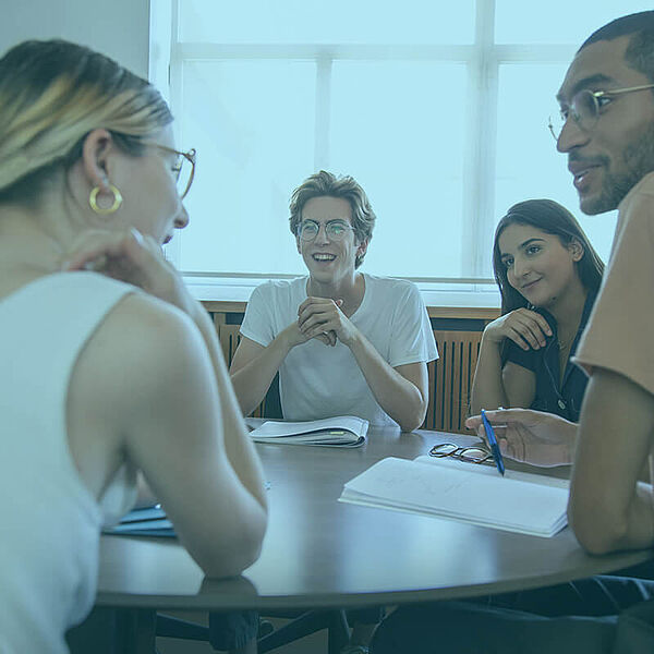 Etudiants qui discutent